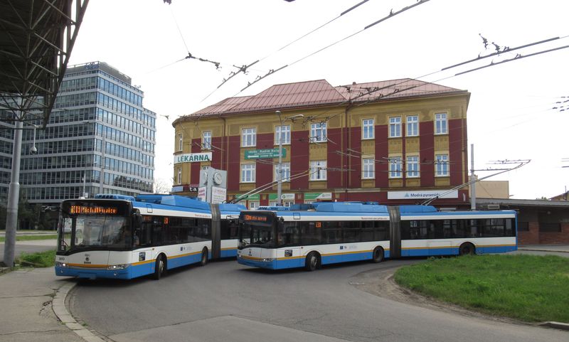 Koneèná linky 104 Námìstí Republiky. Tato linka vedená do Michálkovic je jako jediná o víkendech provozovaná kloubovými trolejbusy. Bìhem koronavirových omezení totiž jezdily všechny trolejbusové linky v Ostravì i ve všední dny podle nedìlních jízdních øádù.