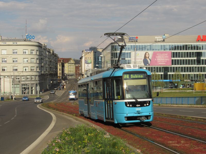 I starší tramvaje Vario už postupnì získávají nový jednotný nátìr ostravské MHD v rámci modernizace. V tomto pøípadì se jedná o Vario z roku 2009. V rámci celkové opravy jsou vymìòovány pùvodní výklopné dveøe za skládací ètyødílné.