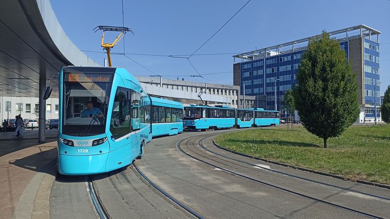 Ve smyèce u hlavního nádraží byla zachycena jedna ze 40 tramvají Stadler Tango, které byly dodány v letech 2018-9. Nyní na tuto délkovou kategorii navazují podobné dvouèlánkové tramvaje Škoda.