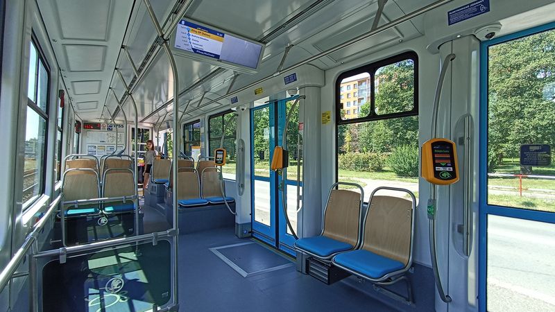 Oproti tramvaji Stadler nabízí nejnovìjší škodovácký výrobek o jedny dveøe navíc, celkovou kapacitu o 12 cestujících a také o 1,5 metru delší karoserii. Díky jednotnému barevnému øešení zevnìjšku i interiéru jsou si obì tramvaje velmi podobné.