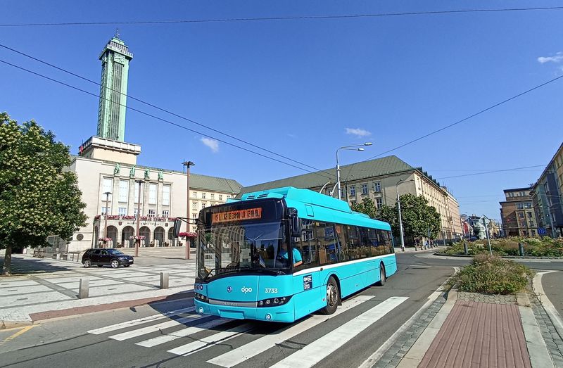 Poblíž ostravské radnice s vyhlídkovou vìží byl zachycen jeden z 10 trolejbusù Škoda 26Tr z roku 2017. Dnes tvoøí vozy s karoserií Solaris pøevážnou vìtšinu vozového parku s tykadly.