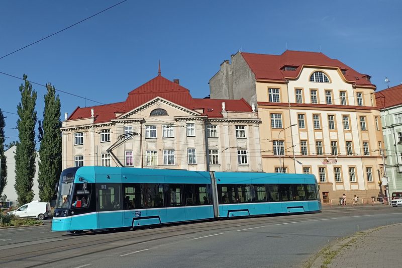 Ostrava má už druhý typ plnì nízkopodlažních tramvají. Po 40 dvouèlánkových Stadlerech nyní poøizuje 35 rovnìž dvouèlánkových, o nìco delších tramvají Škoda 39T. V létì 2022 jich bylo v provozu už 13, postupnì do konce roku 2022 jejich poèet vzrostl na dvojnásobek.