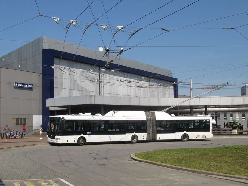 Jediný kloubový trolejbus SOR TNB18 z roku 2009 pøed ostravským hlavním nádražím. Existuje tu ale ještì jeden exponát tohoto typu ve dvanáctimetrové verzi.