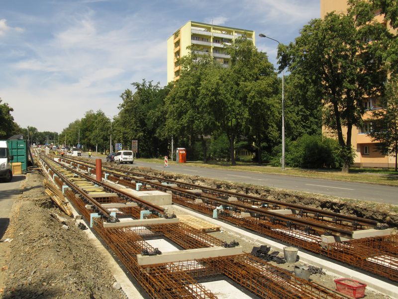 Bìhem léta 2022 probíhala kompletní rekonstrukce hlavní tramvajové trati v sídlišti Poruba. Kolejové tìleso je zde obnoveno nejmodernìjší metodou kolejového spodku z jednolité betonové desky. Pokraèování této trati mezi Svinovem a Novou Vsí je prvním úsekem, kde smí jezdit nejnovìjší tramvaje rychlostí 80 km/h, a to již od roku 2020.