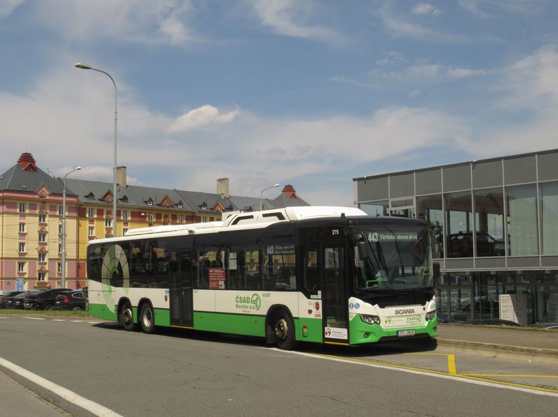 Kapacitní Scania havíøovského ÈSAD ze skupiny 3ÈSAD na ústøedním autobusovém nádraží poblíž námìstí Republiky. Také tyto vozy mají plynový pohon díky evropským dotacím. V roce 2020 jich bylo poøízeno 6, celkem jich na regionálních linkách tohoto dopravce jezdí 8.