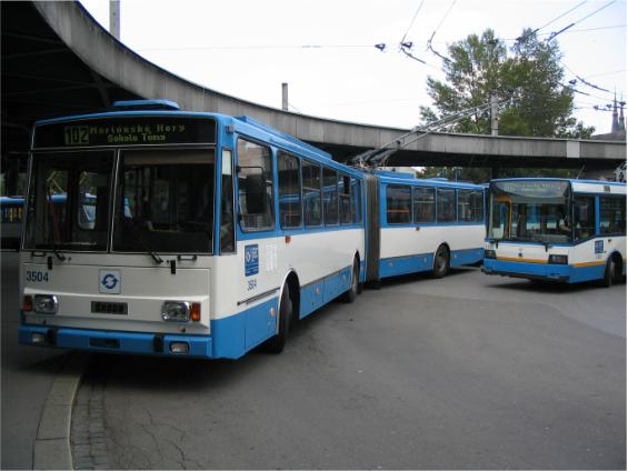 I kloubové trolejbusy mají v Ostravì své místo. Odpoèinek na Hlavním nádraží.