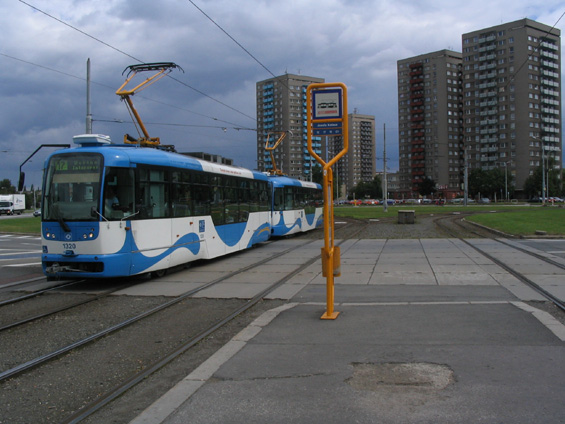 Centrum sídlištì Dubina s novou nízkopodlažní tramvají.