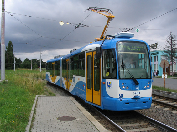 Dvoudílná tramvaj Vario LF na obratišti Martinov nedaleko místa svého vzniku.