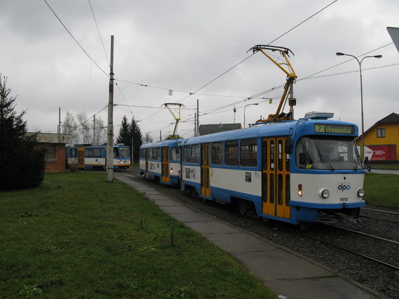 Obratištì Výškovice s modernizovanou soupravou tramvají T3.