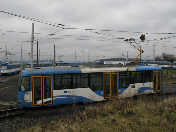 Modernizované tramvaje Vario LF pocházející z vozù T3 spolufinancované z fondù EU jsou oznaèeny pøíslušnými polepy. Zde na obratišti Dubina Interspar.