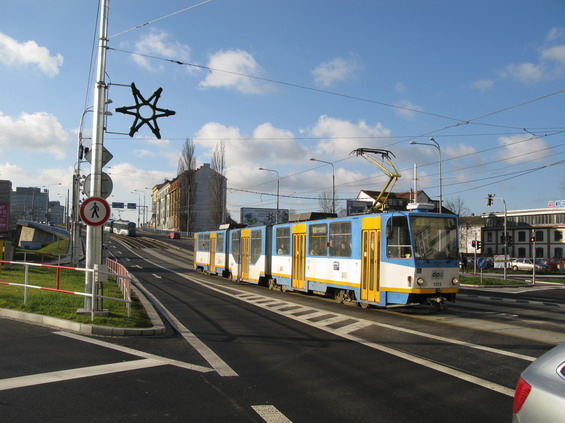 Modernizovaná kloubová tramvaj KT8D5 míøí ve smìru od Námìstí Republiky do nové zastávky Karolina. Zde se hlavní tra� vìtví smìrem na sever po Stodolní ulici a na jihovýchod k Výstavišti.