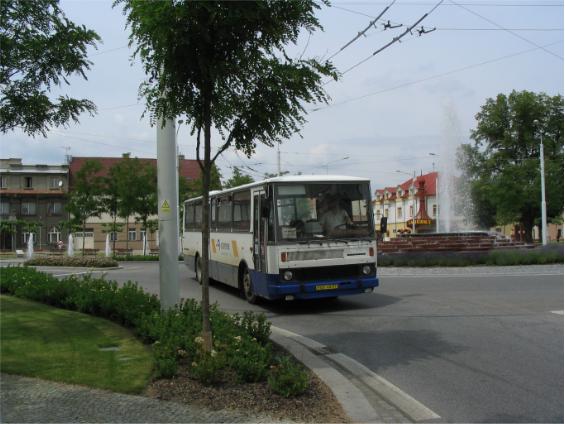Výstavní kruhová køižovatka uprostøed Lázní Bohdaneè. Také sem jezdí trolejbus.