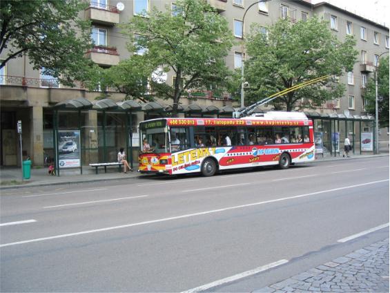 Zastávka Autobusové nádraží má velkorysé pøístøešky. Reklamní nátìry vozidel jsou tu opravdu pestré.