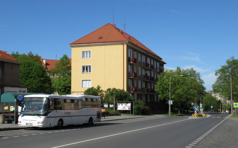 Zastávka II. poliklinika je jednou z hlavních zastávek na jižních sídlištích. Kromì MHD tu zastavuje také vìtšina autobusù smìrem na Prahu.