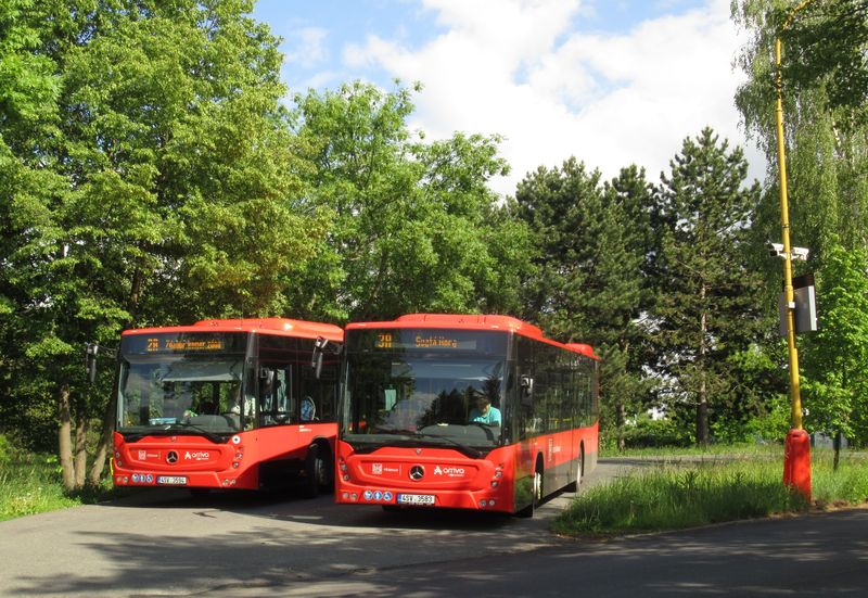 Setkání linek 2 a 3 s novými tureckými autobusy na obratišti pod Svatou Horou. V dobì nejvìtších koronavirových omezení jezdila pøíbramská MHD jen ve všední dny do 19:00 a zcela bez páteøní linky 2A.