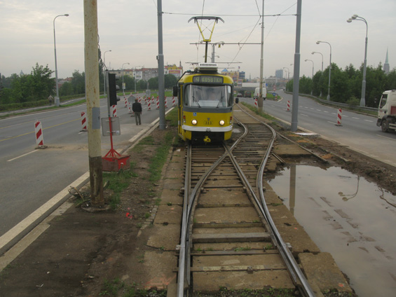 Vláèek tramvají právì projíždí jednokolejným úsekem. Na vedlejší vylouèené koleji se usazují nové panely BKV.