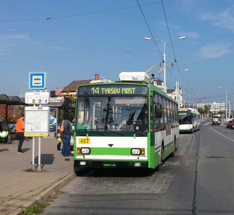 V Plzni najdete ještì tento poslední provozní trolejbus Škoda 14Tr z roku 1991, samozøejmì po nìkolikeré modernizaci. Stabilnì je nasazován ve špièkách pracovních dnù na lince 14.