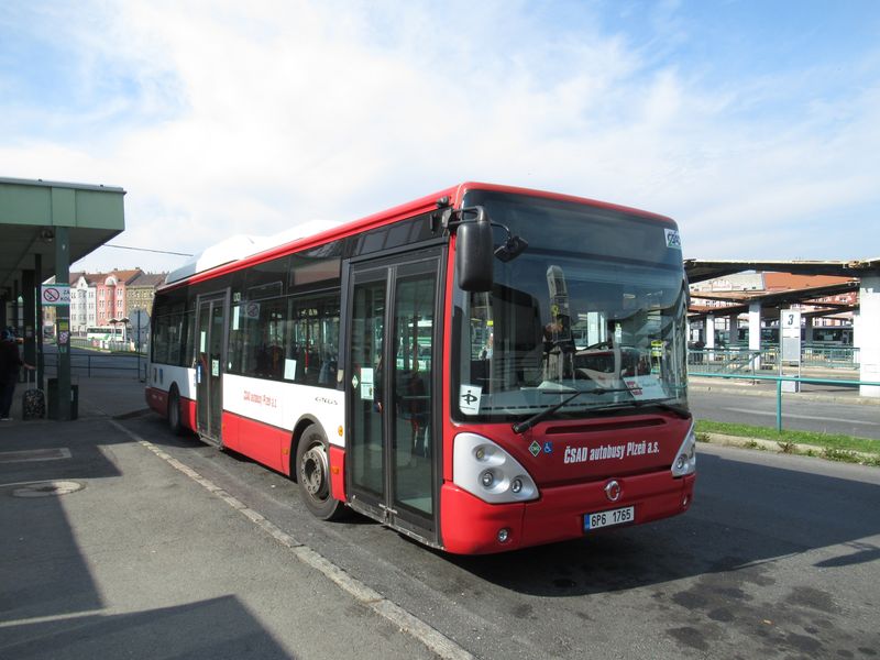 Regionální dopravce ÈSAD Autobusy Plzeò provozuje i zvláštní pøímìstskou linku 55 s vozem Citelis imitujícím svým nátìrem mìstský autobus.