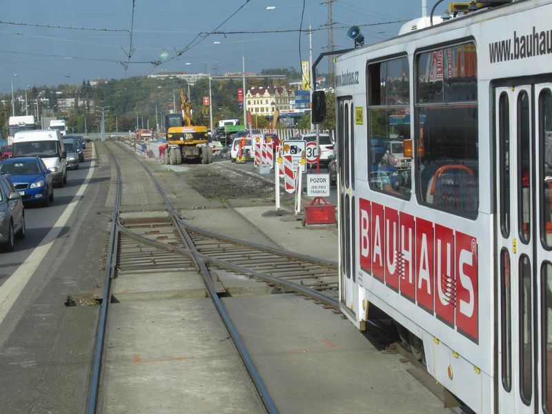Svedení tramvajové trati severním smìrem do jedné koleje je provedeno pomocí mobilních pøejezdù Kalifornien.