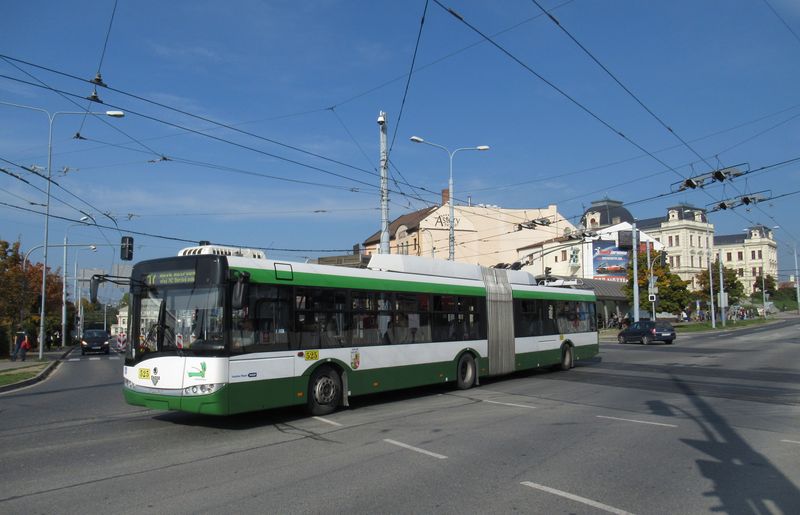 Kloubové trolejbusy nasazované na páteøní linku 16 jsou již kompletnì nízkopodlažní, vozový park tvoøí 5 trolejbusù s karoserií Citelis a 20 s karoserií Solaris. Poslední byly dodány v roce 2012.