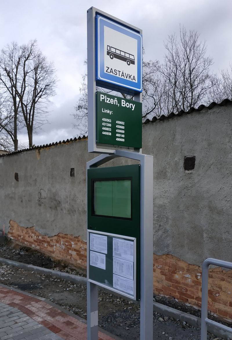 Nový èásteènì elektronický oznaèník regionální autobusové dopravy v terminálu Bory. Elektronická èást sloupku však v dobì návštìvy nefungovala.