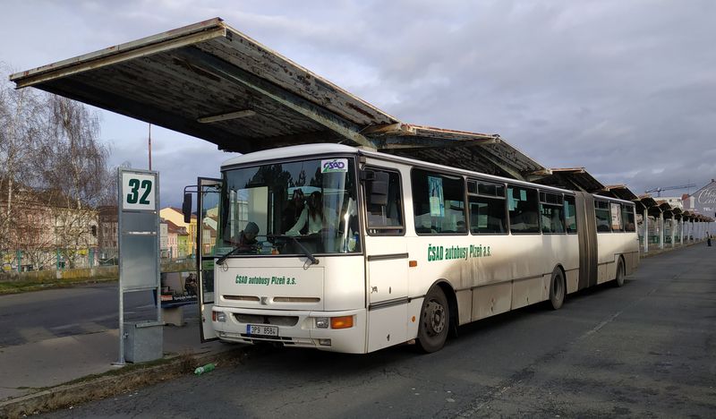 Staré centrální autobusové nádraží (CAN) a jedna letitá ojetina z ÈSAD Støední Èechy z roku 1997 ve službách dosavadního regionálního dopravce na lince do Kralovic.
