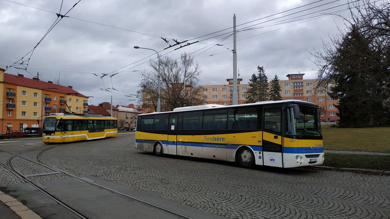 Setkání sólo Varia a ojeté Karosy z Francie na koneèné linky 1 Slovany poblíž stejnojmenné tramvajové vozovny. Poslední dvì sólo Varia bylo do Plznì dodána v roce 2017.