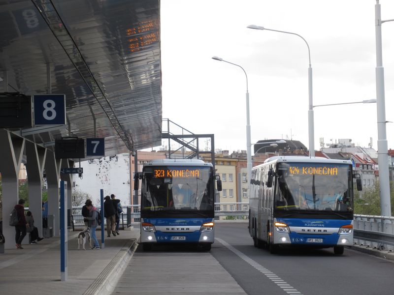 Nový autobusový terminál vedle hlavního vlakového nádraží funguje od prosince 2018. Koneènou zde má po reorganizaci linek v Plzeòském kraji v roce 2020 vìtšina regionálních linek míøících z okolí. Zelenobílé autobusy plzeòského ÈSAD byly v èervnu 2020 nahrazeny novými modrými autobusy novì vysoutìženého dopravce Arriva Støední Èechy, který pro 235 linek v celém kraji poøídil 315 autobusù rùzných délek.