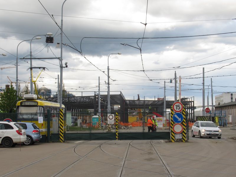 Pohled skrz brány tramvajové vozovny Slovany na vznikající nové haly. Pøestavba zaèala v roce 2020 a hotovo by mìlo být do konce roku 2022. Jelikož se jedná o jedinou plzeòskou tramvajovou vozovnu, veškeré práce probíhají za provozu.