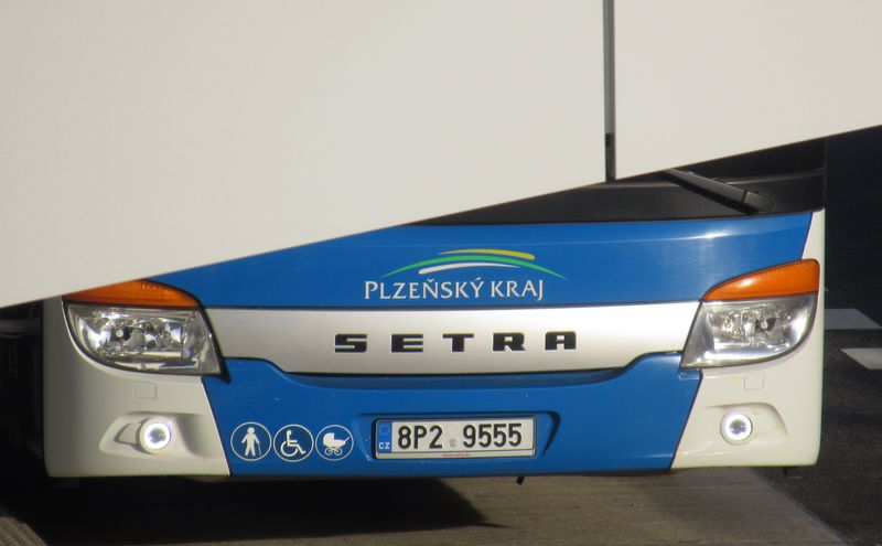 Regionální autobusová doprava už je dva roky v tìchto barvách a v podání dopravce Arriva Støední Èechy. Èást svých vozù však stále pronajímá pùvodnímu dopravci ÈSAD Autobusy Plzeò.