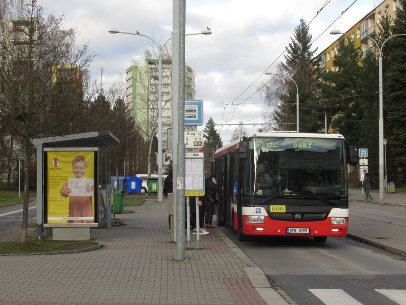 Autobusy standardní délky pro linky MHD tu jezdí hlavnì v podobì vozù SOR NB12, kterých Plzeò poøídila v letech 2010-7 celkem 46. Jejich nástupcù v podobì typu NS12 tu jezdí 10.