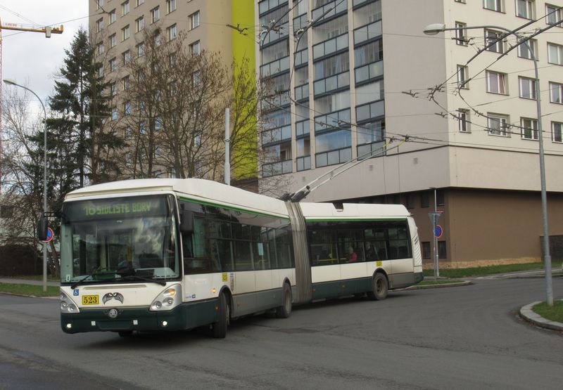 Na sídlištì Bory zatáèí jeden z pìti nejstarších kloubových trolejbusù Škoda 25Tr s karoserií Citelis z roku 2009. Díky dodávkám nových kloubových trolejbusù jezdí kapacitní vozy i na dalších linkách.