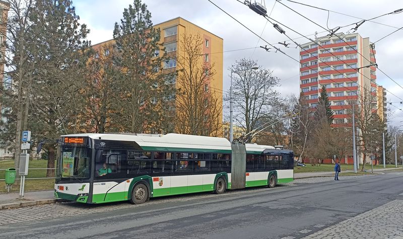 Jeden ze ètyø nejnovìjších kloubových trolejbusù Škoda 27Tr z roku 2021 na koneèné páteøní linky 16 Sídlištì Bory. Celkem jezdí tìchto kloubových trolejbusù s karoserií Solaris už 28, z toho 22 s novou karoserií 4. generace.