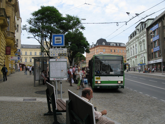 Páteøní trolejbusová linka 16 a další zastávka na zrenovované Americké tøídì.