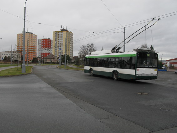 Obratištì Nová Hospoda, kam zaús�uje také nová trolejbusová tra� pøes prùmyslovou a komerèní zónu Borská Pole. Po nové trati sem míøí linky 15 a 17.