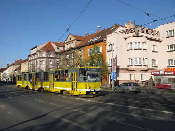 Doménou plzeòské "metrolinky" 4 jsou však tøíèlánkové tramvaje KT8D5, modernizované na èásteènì nízkopodlažní. V Plzni jezdí v poètu 12 kusù.