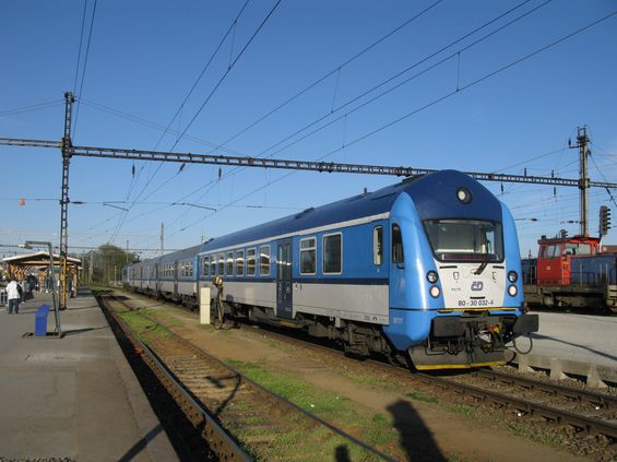 Pøímìstská železnièní doprava dostala i v Plzni èíselné linkové oznaèení. Zde je øídící vùz "sysel" zaøazen na lince S70. Integrované jízdenky zde ale platí pouze omezenì.