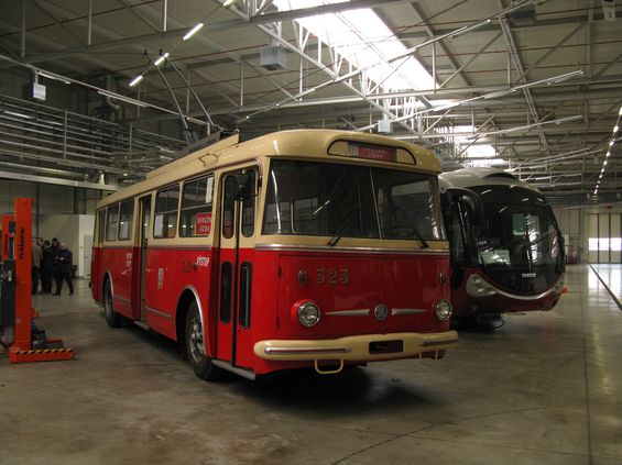 A ještì jeden klenot skrývá nové plzeòské depo - historický trolejbus Škoda 9Tr. Hned vedle stojí další výrobek Škodovky - nový kloubový trolejbus s karoserií Iveco s atypickým èelem pro italskou Boloòu.