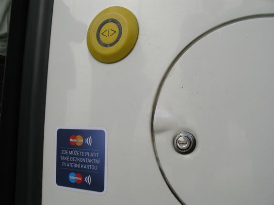 Koncem dubna 2015 bude ve vybraných vozidlech MHD spuštìn zkušební provoz placení jízdného bezkontaktními platebními kartami. Dveøe, u kterých se nachází upravený platební terminál "Cardman", jsou oznaèeny touto samolepkou.