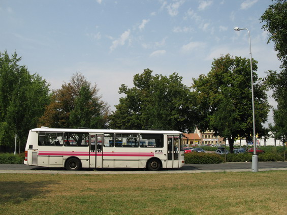 Jedna ze starších pøímìstských Karos. Zdejší hlavní dopravce FTL používá pro odlišení svých vozidel rùžovou barvu.