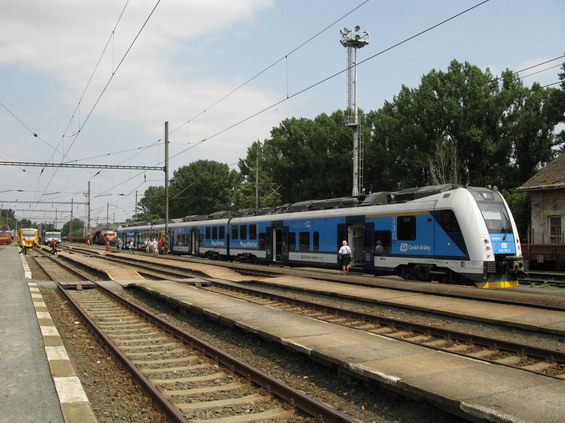 Na hlavní železnièní trati mezi Olomoucí a Nezamyslicemi, která vede právì pøes Prostìjov, jezdí novì dvì tøívozové elektrické jednotky RegioPanter.