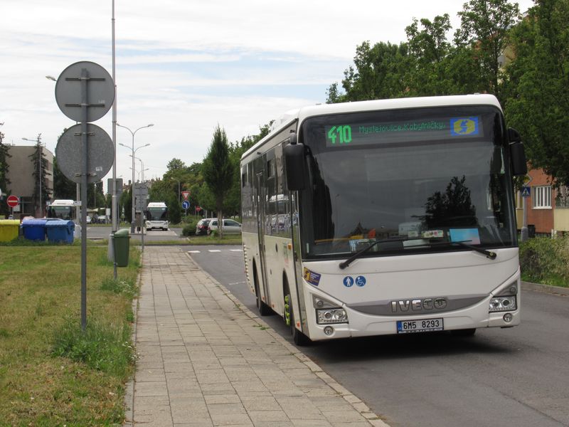 Jeden ze šesti nejnovìjších Crosswayù z roku 2018, které poøídil prostìjovský dopravce FTL na regionální linky. Obnova v posledních letech probíhá alespoò èásteènì nízkopodlažními vozy výrobcù Iveco a SOR.