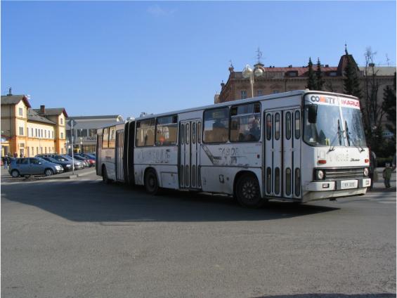 Jeden z nejstarších Ikarusù v Táboøe pøijíždí na autobusové nádraží.