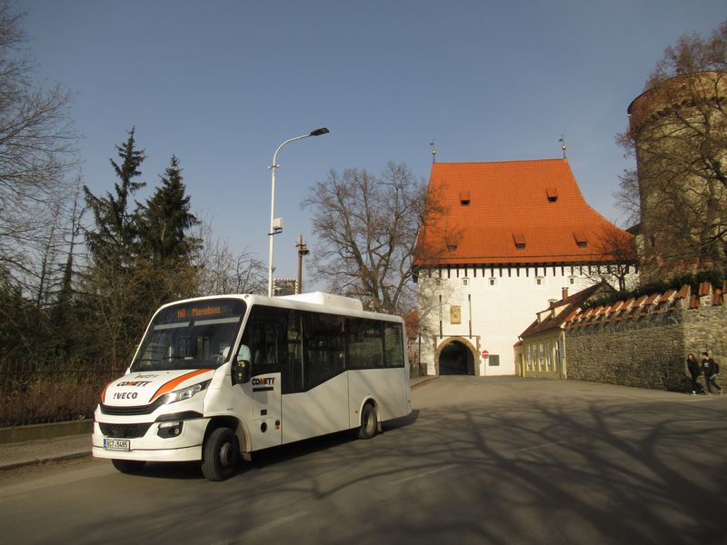 Linka 60 na objízdné trase u historické brány v zastávce Kotnov. Zejména pro minibusové linky 60 a 61 je k dispozici 5 minibusù od výrobcù Rošero, Dekstra a Stratos. Z pùvodních 3 Stratosù z roku 2010 jezdí už jen jeden.