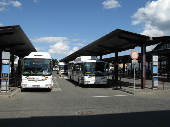 Autobusové nádraží v dobì odpolední špièky. V poslední dobì kupuje zdejší majoritní dopravce Comett Plus plynové autobusy SOR.
