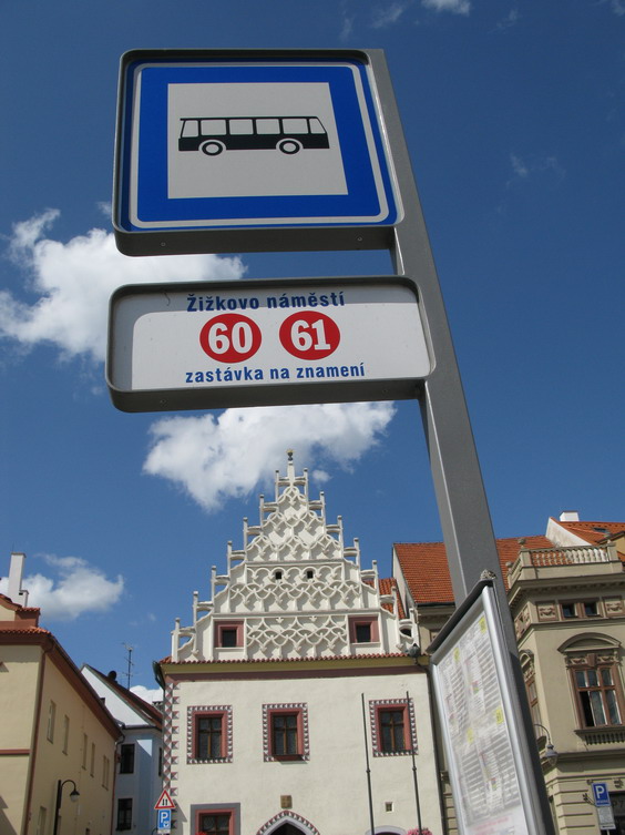 Minibusové linky 60 a 61 dovezou cestující až do historického jádra Tábora na Žižkovo námìstí.