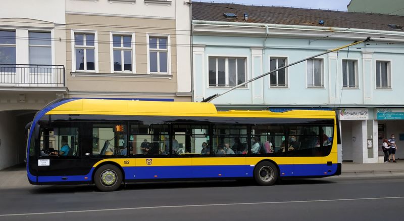 Jeden ze dvou klasických (nebateriových) trolejbusù s novou karoserií SOR z roku 2019 na Benešovì námìstí, kde se potkává vìtšina linek MHD. Standardnì jsou nová vozidla dodávána s panelem pro èíslo linky i na levém boku.