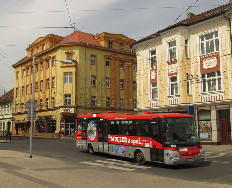 I na trolejbusových linkách, a to i o víkendu, se obèas objeví naftové autobusy, kterých má pro potøeby MHD Arriva k dispozici 15. Tìchto vozù SOR BN10,5 z roku 2010 má 7.