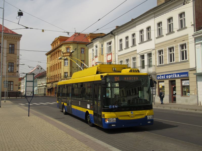 Bateriové trolejbusy jsou požívány také na lince 104, která vede do okrajové èásti Hudcov již bez trolejí. Tìchto prvních 5 bateriových trolejbusù Škoda 30Tr bylo poøízeno v roce 2018.