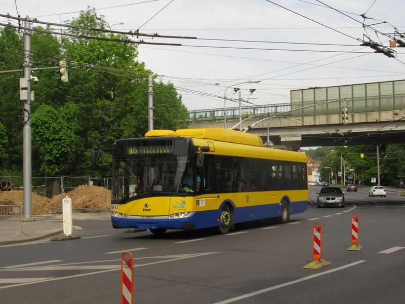 Do Øetenic míøí z centra Teplic jeden ze 6 trolejbusù Škoda 26Tr z let 2009-10. Teplice v poslední dobì hodnì investují do obnovy a rozšíøení trolejového vedení, které umožní v kombinaci s bateriovými trolejbusy provozovat MHD plnì bezemisnì.